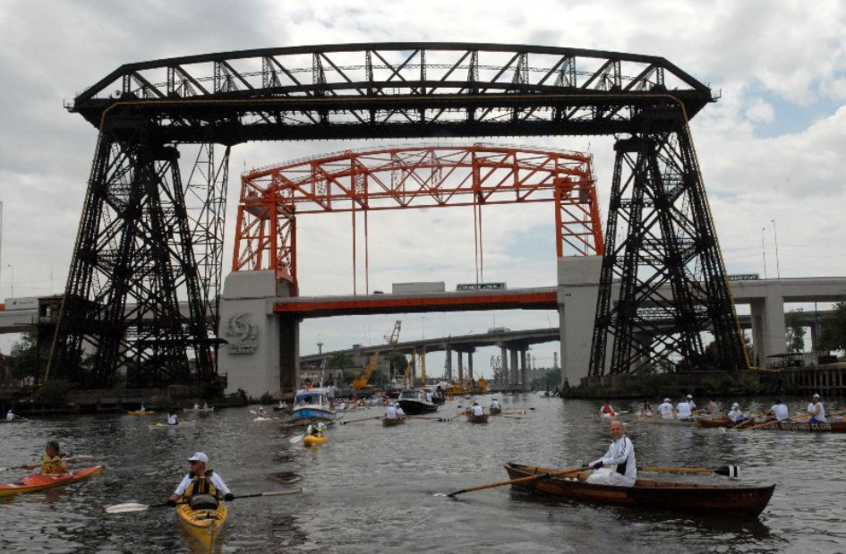 Remando hacia el Puente transbordador
