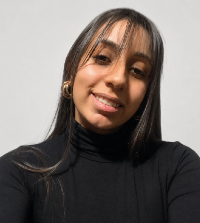 Imagen de Antonella de frente sonriendo con un fondo gris