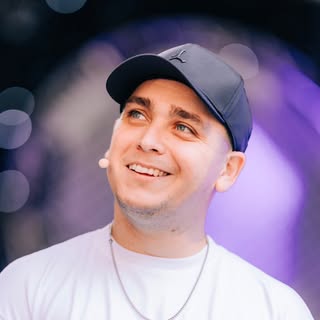 Lucho es un comediante con discapacidad que se permitio hacer comedia con eso e invitar a que más gente se sume