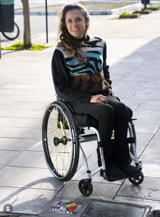 Sofía en su silla de ruedas - Foto 1